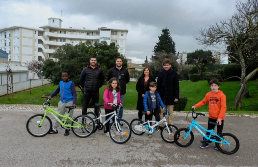 Pedalar em espaço escolar